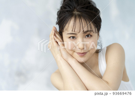 若い女性　ビューティーイメージ　ポートレート 93669476