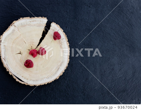 Ripe sweet raspberries 93670024