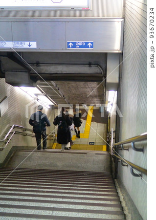 地下鉄入口：乗り遅れないように駆け降りる 93670234