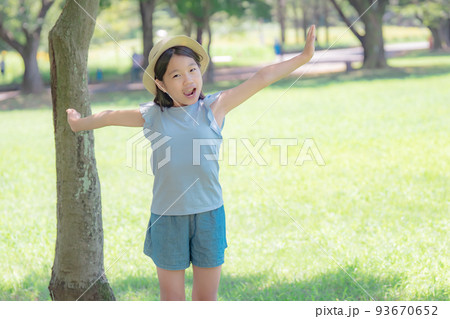 両手を広げる女の子 両手を広げる女の子 93670652