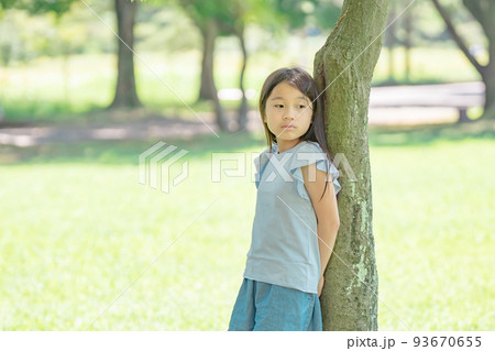 木にもたる女の子 木にもたる女の子 93670655