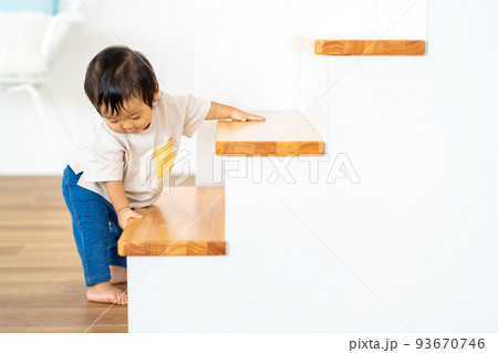 階段を登ろうとしている男の子 93670746
