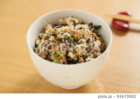 玄米の炊き込みごはん 玄米の炊き込みごはん 93670902