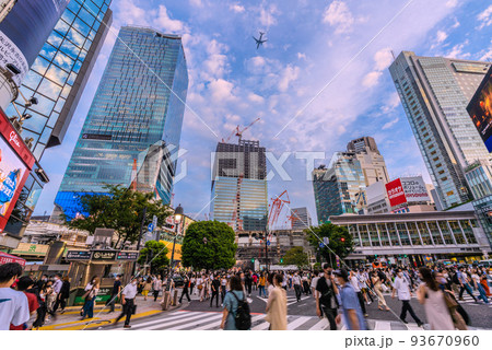 日本の東京都市景観 渋谷駅や東急東横店解体工事、旧銀座線渋谷駅の姿が…都心通過の航空機＝8月26日 93670960