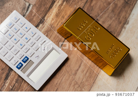金のインゴット 金と電卓 金のインゴット 金と電卓 93671037