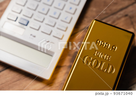 金のインゴット　金と電卓 93671040