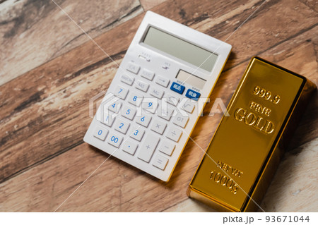 金のインゴット　金と電卓 93671044