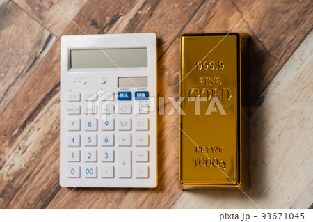 金のインゴット 金と電卓 金のインゴット 金と電卓 93671045