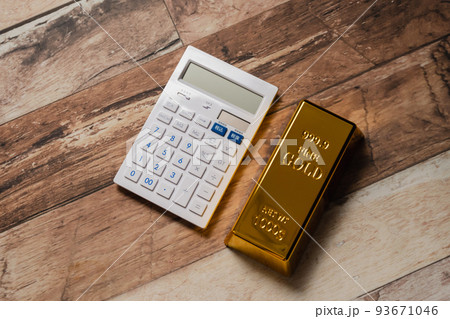 金のインゴット 金と電卓 金のインゴット 金と電卓 93671046
