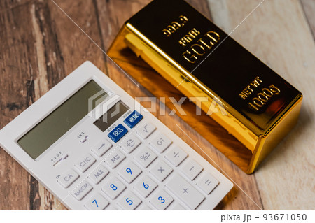 金のインゴット 金と電卓 金のインゴット 金と電卓 93671050