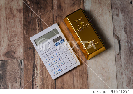 金のインゴット 金と電卓 金のインゴット 金と電卓 93671054