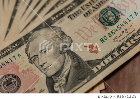 金のインゴット　金とドル札 93671225