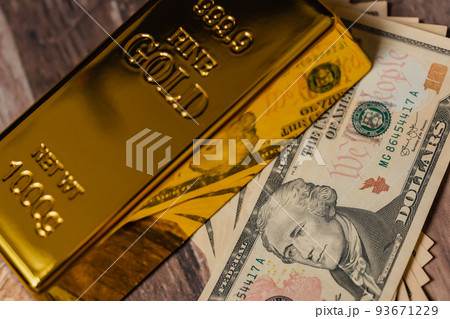 金のインゴット　金とドル札 93671229