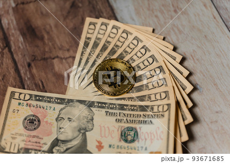 米ドル紙幣と仮想通貨 93671685