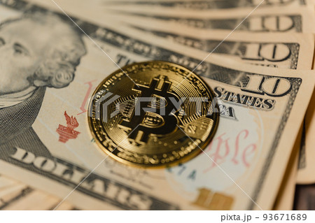 米ドル紙幣と仮想通貨 93671689