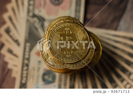 米ドル紙幣と仮想通貨 93671713