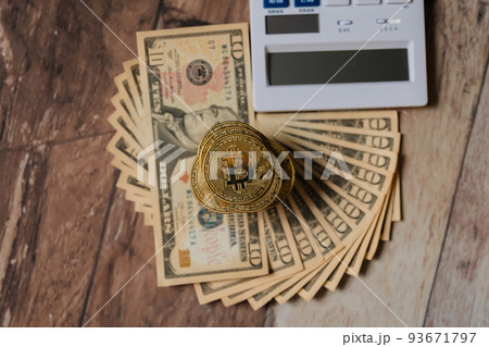 米ドル紙幣と仮想通貨　電卓 93671797