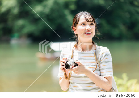 観光を楽しむ若い女性 観光を楽しむ若い女性 93672060