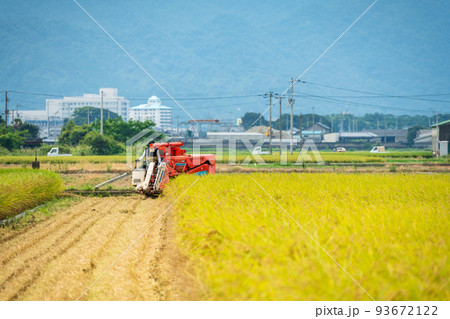 コンバインでの稲刈り風景 93672122