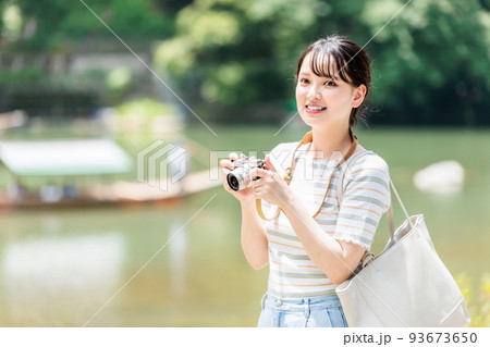 観光を楽しむ若い女性 93673650