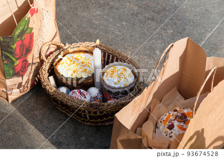 Easter Orthodox basket with Easter cake prepared for consecration in the church. 93674528