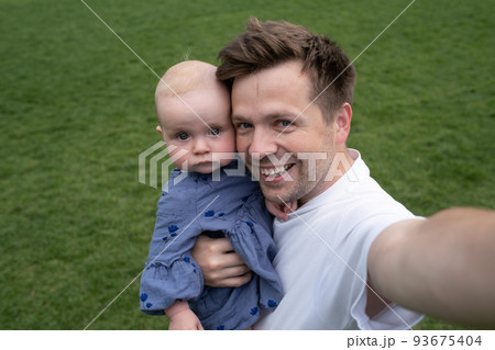 portrait of young father hugging his little daughter 93675404