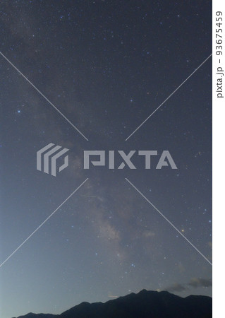 北杜市白州町、南西の夜空南アルプスの上に立上る天の川 93675459