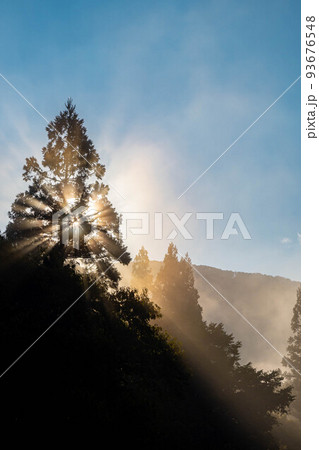 【霧素材】秋の朝の青鬼集落【長野県】 93676548