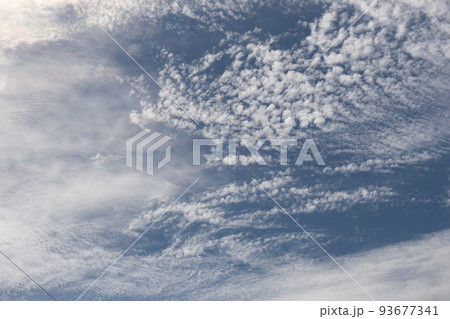 白い雲と薄雲と青空のある空の風景 白い雲と薄雲と青空のある空の風景 93677341