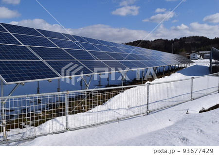 雪国の太陽電池発電所 93677429