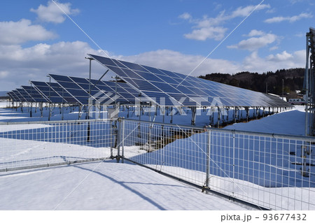雪国の太陽電池発電所 93677432