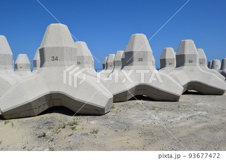 海岸の波消しブロック 海岸の波消しブロック 93677472