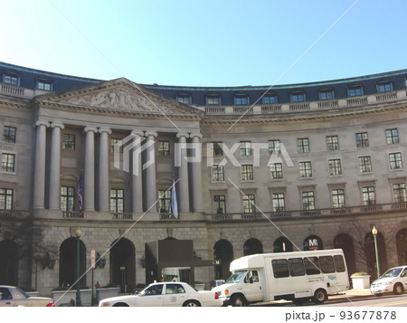 アメリカの首都ワシントンDC中心部に立つ扇状の政府機関の建物 93677878