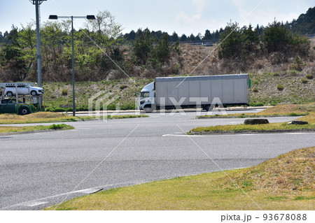 日本の関西方面のサービスエリア　駐車場に停車中のトラック 93678088