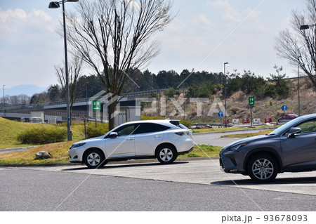 日本の関西方面のサービスエリア 駐車場に停車中の乗用車 日本の関西方面のサービスエリア 駐車場に停車中の乗用車 93678093