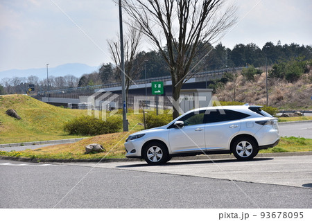 日本の関西方面のサービスエリア 駐車場に停車中の乗用車 日本の関西方面のサービスエリア 駐車場に停車中の乗用車 93678095