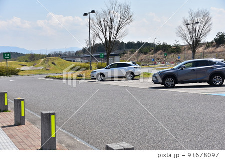日本の関西方面のサービスエリア 駐車場に停車中の乗用車 日本の関西方面のサービスエリア 駐車場に停車中の乗用車 93678097