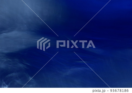 深い青背景にスモーキーな光の模様・ダーク・背景用 深い青背景にスモーキーな光の模様・ダーク・背景用 93678186