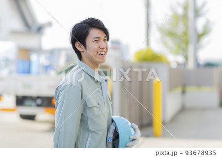 作業着の若い男性 作業着の若い男性 93678935