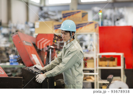 倉庫　作業員 若い男性 93678938
