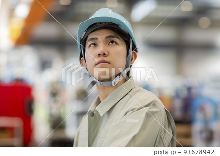 作業着の若い男性 作業着の若い男性 93678942
