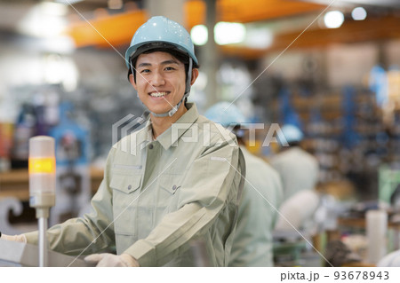 作業着の若い男性 作業着の若い男性 93678943