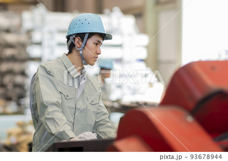 倉庫 作業員 若い男性 倉庫 作業員 若い男性 93678944