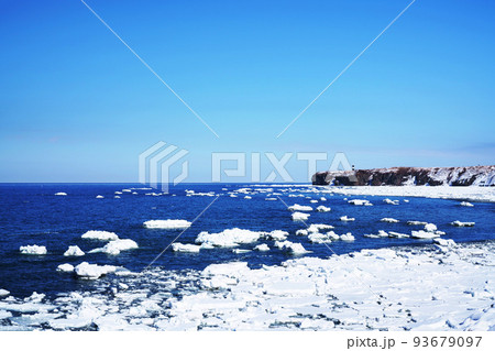 3月のオホーツク海と能取岬　北海道 93679097