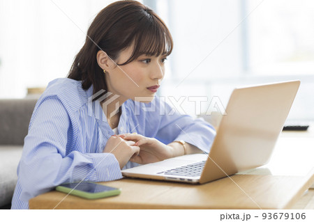パソコンを見る若い女性 パソコンを見る若い女性 93679106
