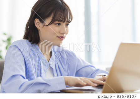 パソコンを操作する若い女性 パソコンを操作する若い女性 93679107