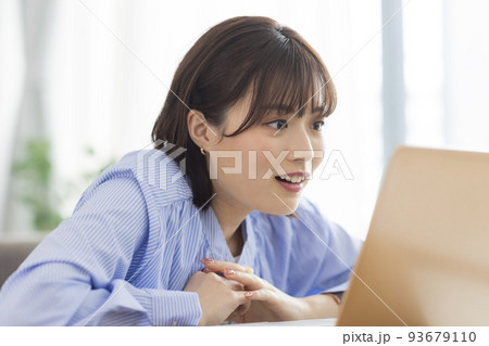 パソコンを見る若い女性 93679110