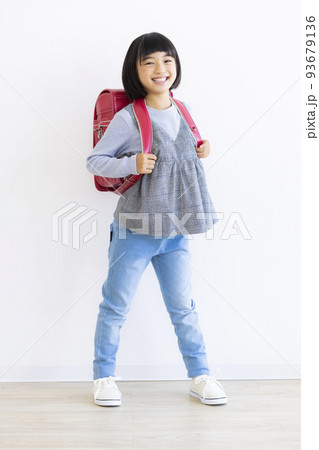 小学生 女の子 93679136