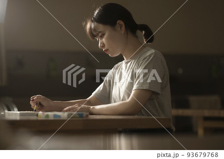 ハンドメイド　クリスマスカードを手作りする女性 93679768