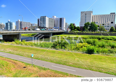 豊平橋/豊平川を上流/中央区側より望む(北海道札幌市)【2022.8】 豊平橋/豊平川を上流/中央区側より望む(北海道札幌市)【2022.8】 93679807